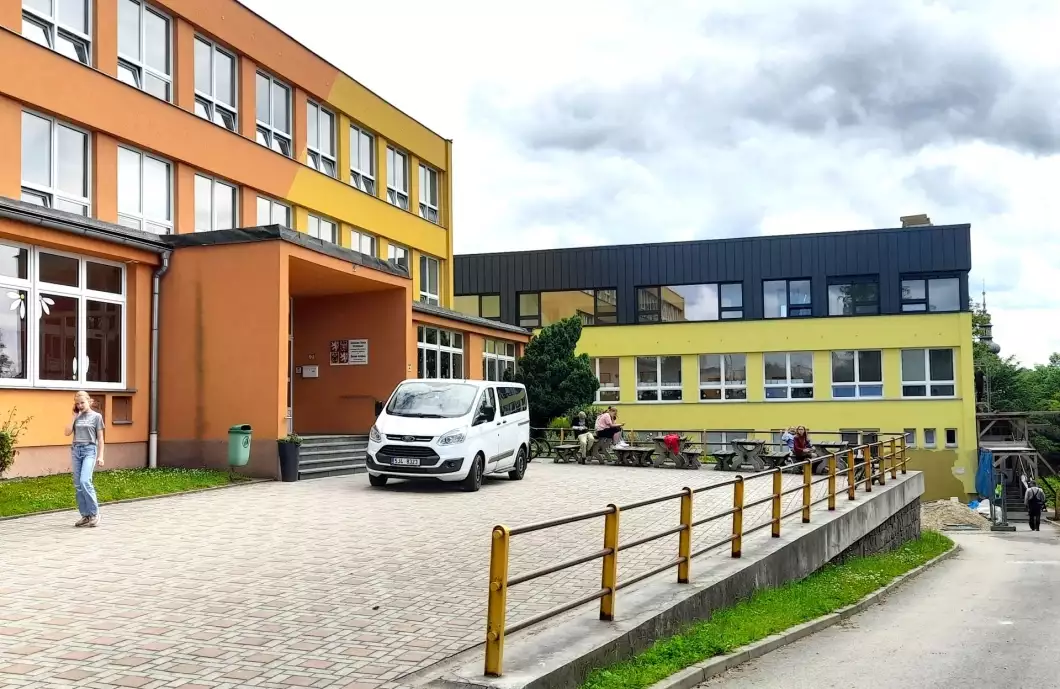 Investice města: učebny pro školu a parkování u řeky