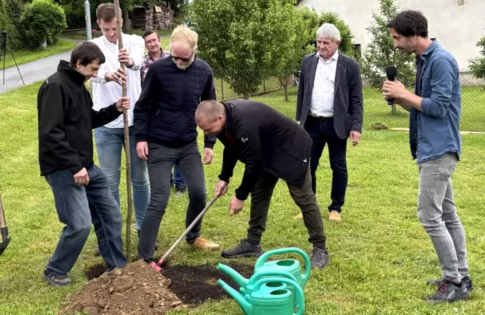 Ve Služátkách oslavili setkání výsadbou pamětního stromu