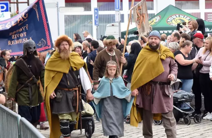 Historii i oslavy výročí města zachytily kamery