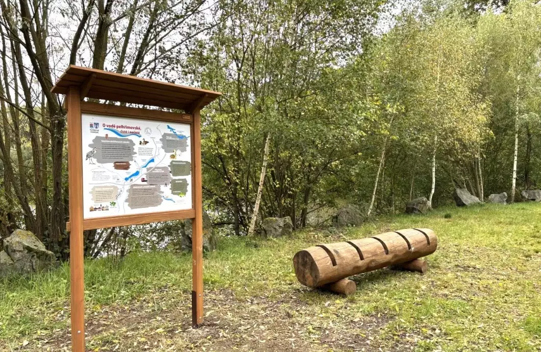 Informační tabule ukazuje koloběh vody v krajině