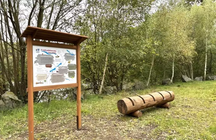 Informační tabule ukazuje koloběh vody v krajině