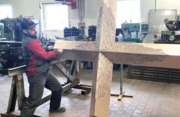 Umělecké dílo pro novou část hřbitova bude brzy dokončeno