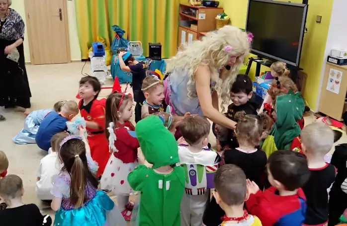 Karneval rozzářil školku barvami a smíchem