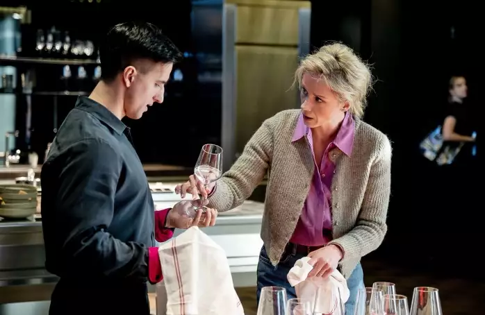 Když se zhasne: manželství, intriky a hra o všechno