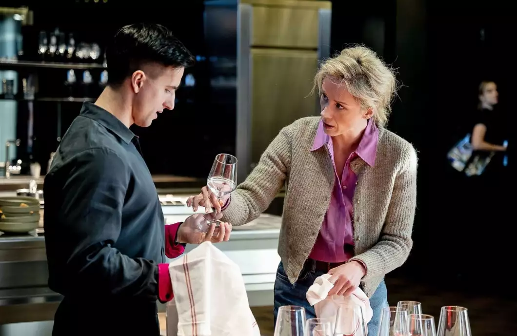 Když se zhasne: manželství, intriky a hra o všechno