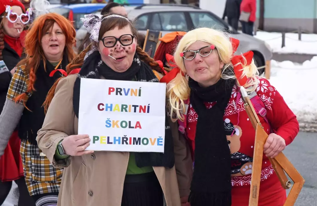 Tradiční masopust nabídl průvod, hudbu i tlačenku