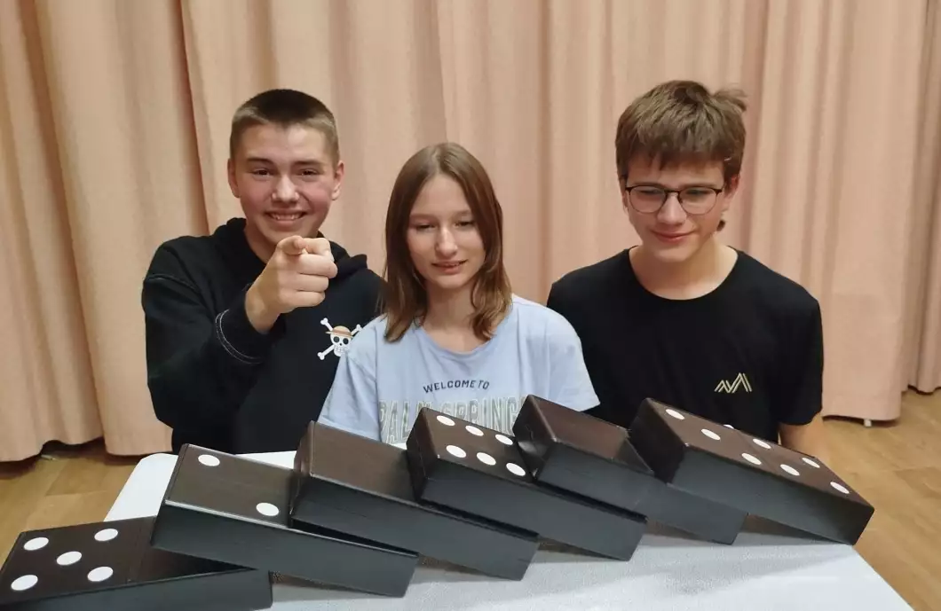 Domino efekt zboří hranici mezi jevištěm a hledištěm