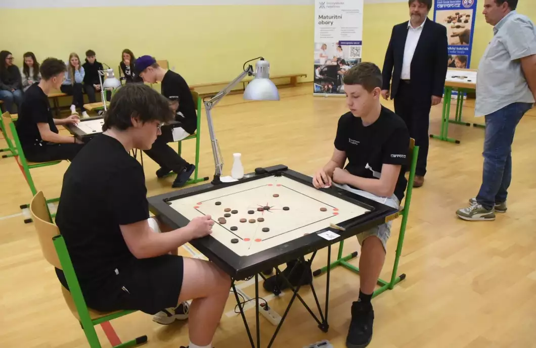 Desítky hráčů bojovaly o tituly v carromu