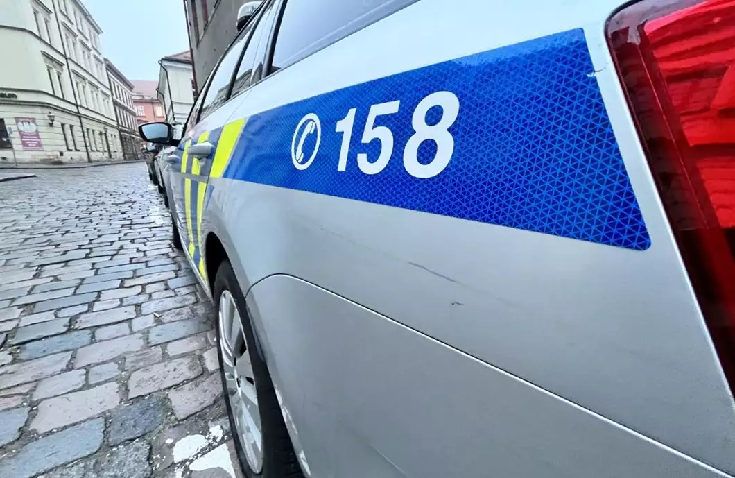 Nehoda ve městě. Zraněni řidič i spolujezdkyně na motocyklu