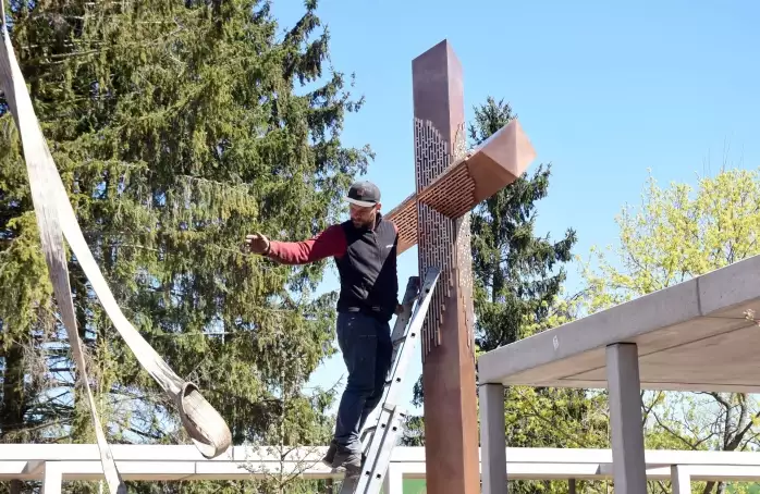 VIDEO: Hřbitov v Pelhřimově už zdobí kříž a kašna