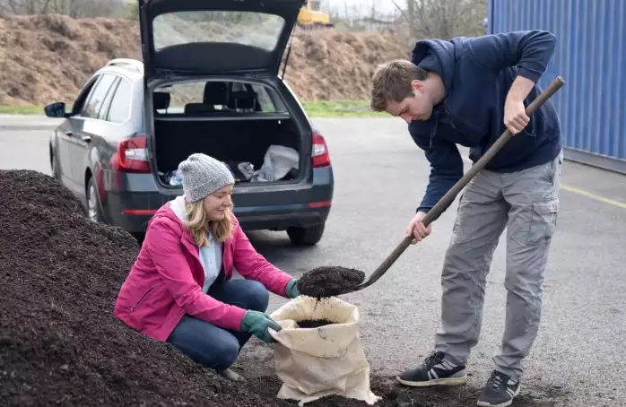 Lidé si opět naberou pytel kompostu zdarma