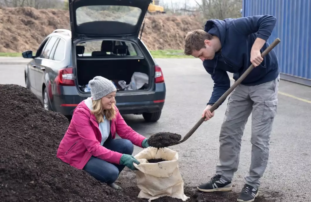 Lidé si opět naberou pytel kompostu zdarma