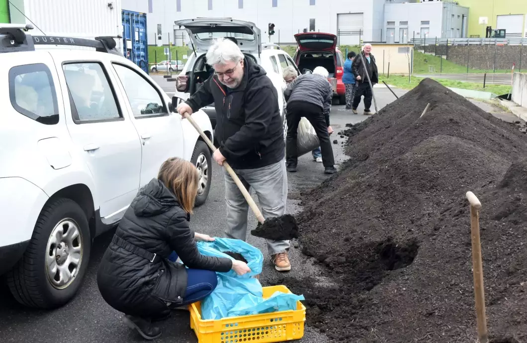 Technické služby opět rozdávaly kompost zdarma