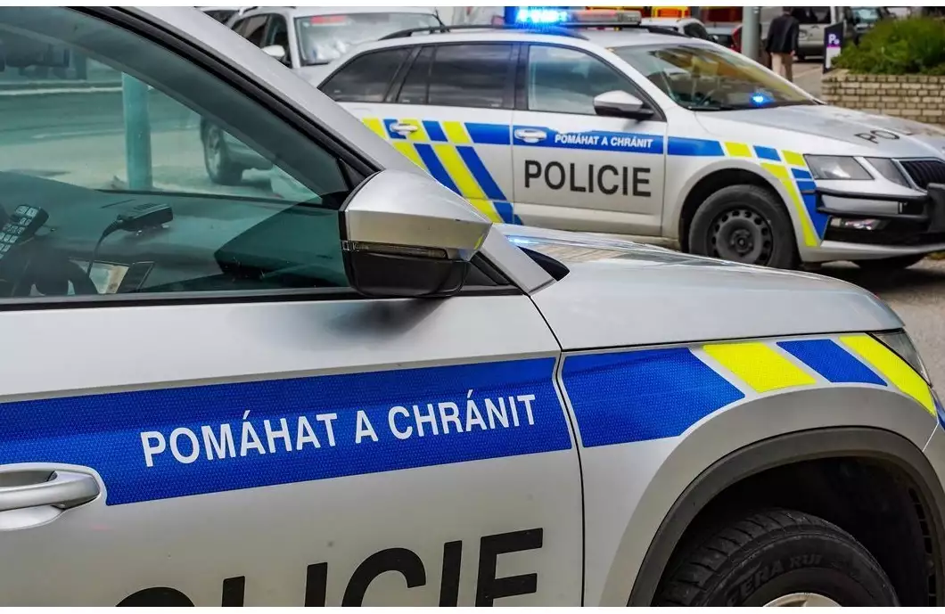 Nehoda v nemocnici. Řidiči do sebe nacouvali