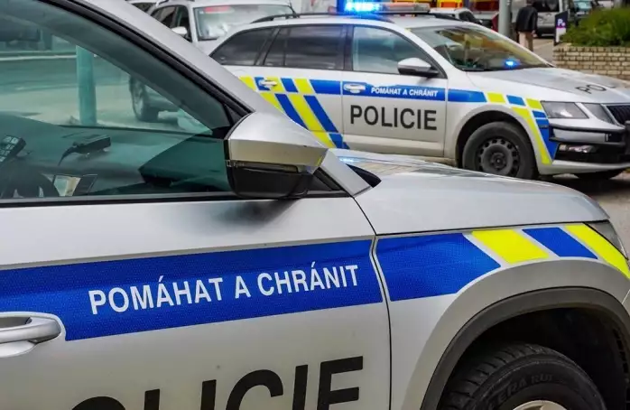 Nehoda v nemocnici. Řidiči do sebe nacouvali