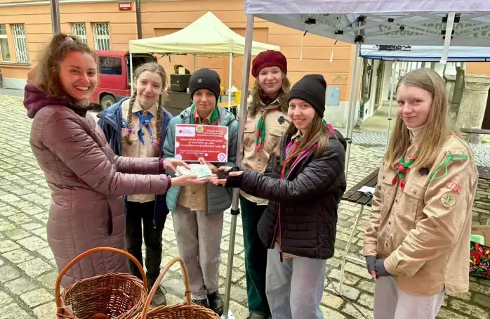 Skautky darovaly děvčátku peníze na letní tábor