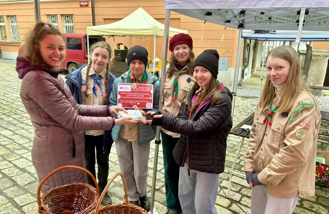Skautky darovaly děvčátku peníze na letní tábor