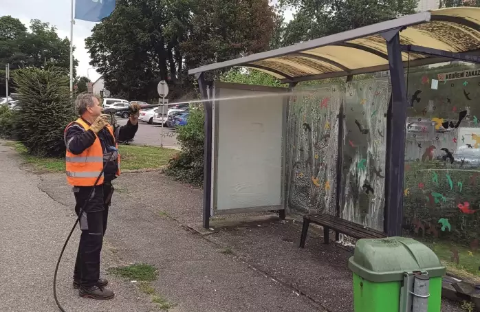Technické služby pravidelně čistí a opravují zastávky