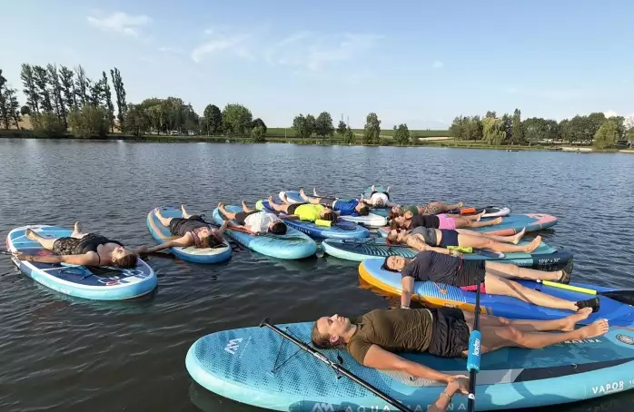 Jóga na paddleboardech nabízí sport i zábavu