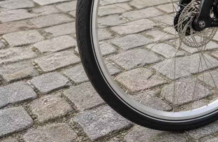 Nepozornost stála za nehodou cyklistky v Tylově ulici