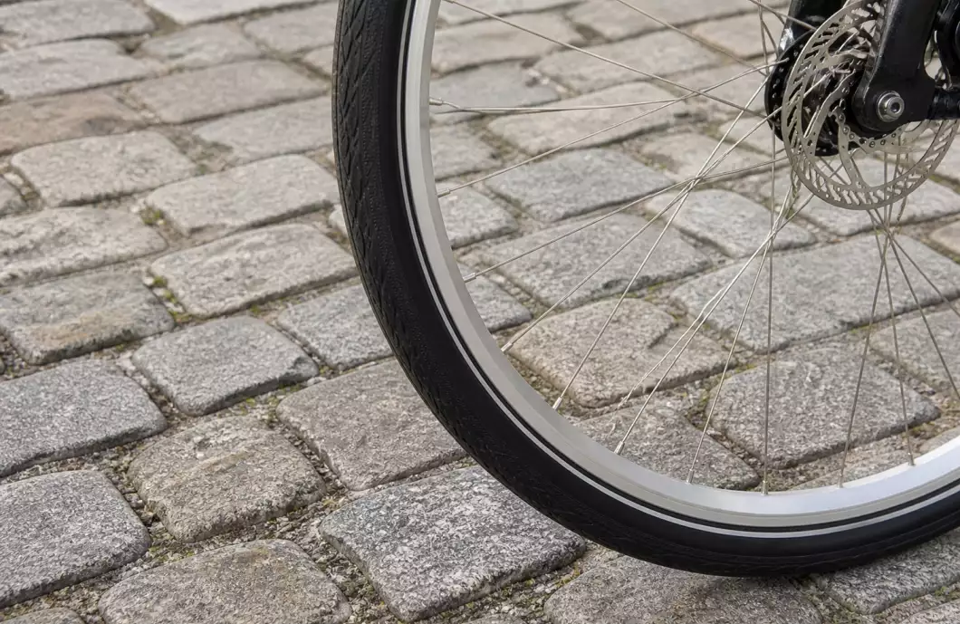 Nepozornost stála za nehodou cyklistky v Tylově ulici
