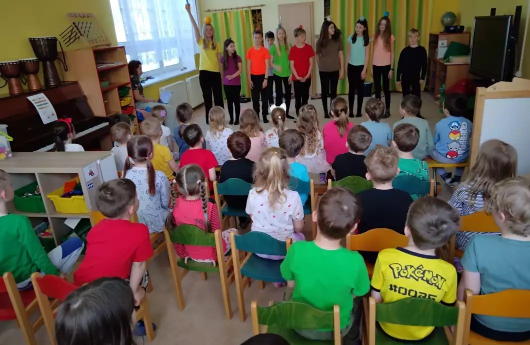 Žáci ZUŠ sehráli představení v mateřské škole