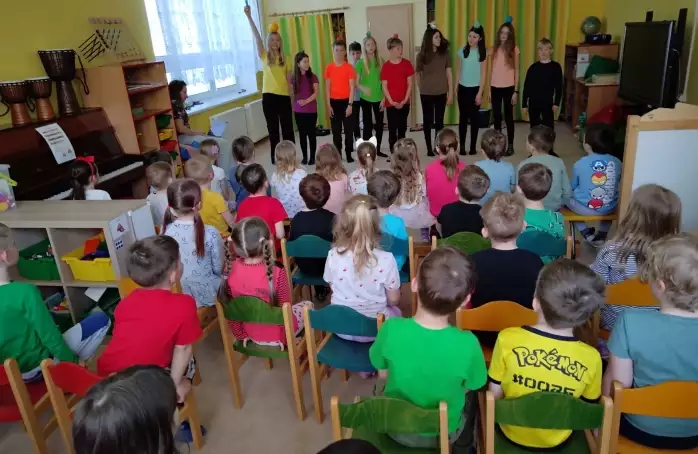 Žáci ZUŠ sehráli představení v mateřské škole