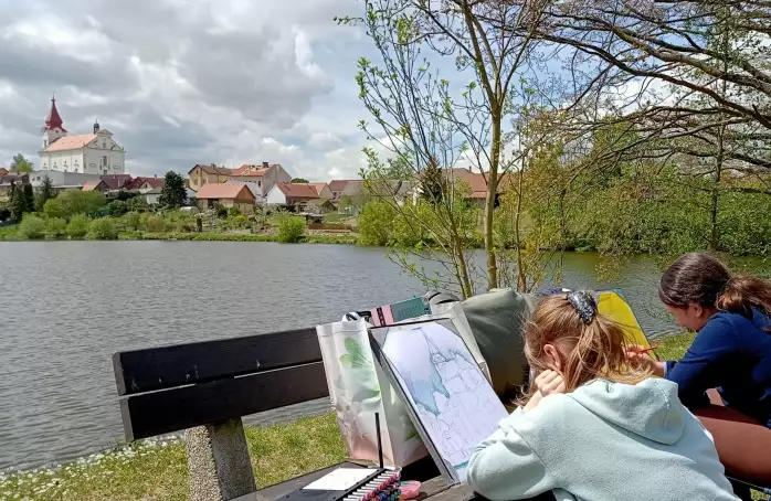 Synagoga v Nové Cerekvi hostila mladé výtvarníky