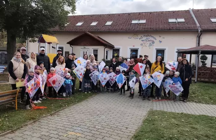 Barevní draci ze Sluníček vzlétli nad Polním Dvorem