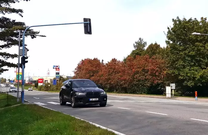 Poškozený sloup omezil provoz semaforů u Lidlu