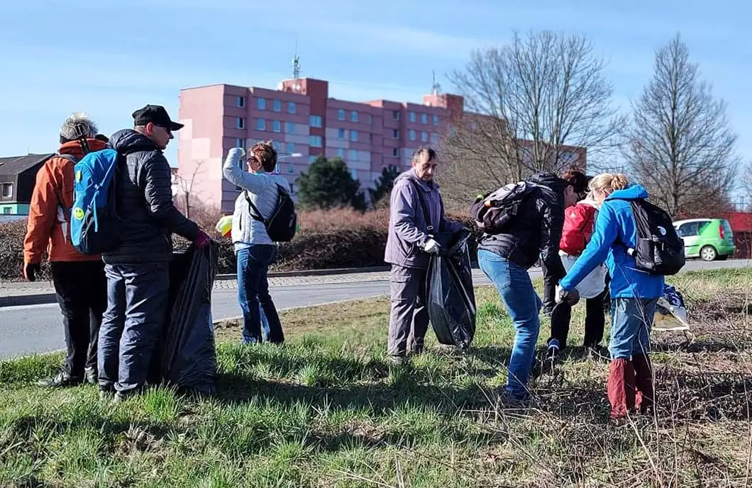 Před vycházkou uklízeli nepořádek u nákupní zóny