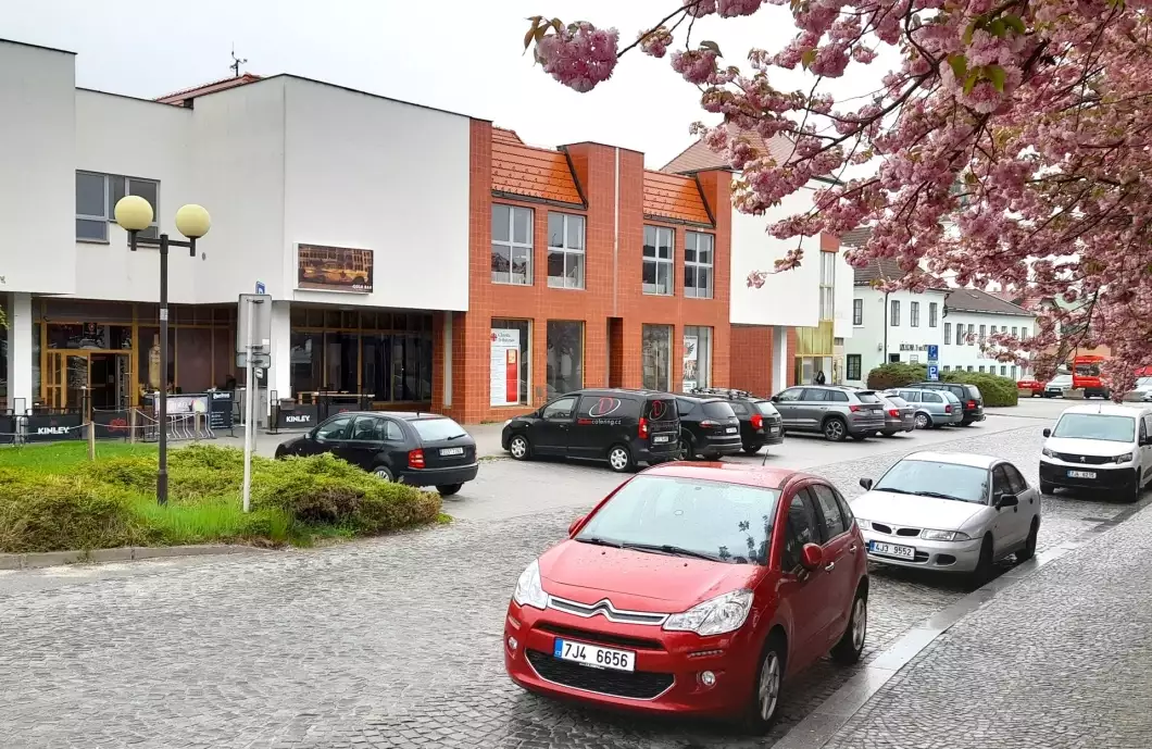 Platby za parkování u OD Vysočina přijme automat