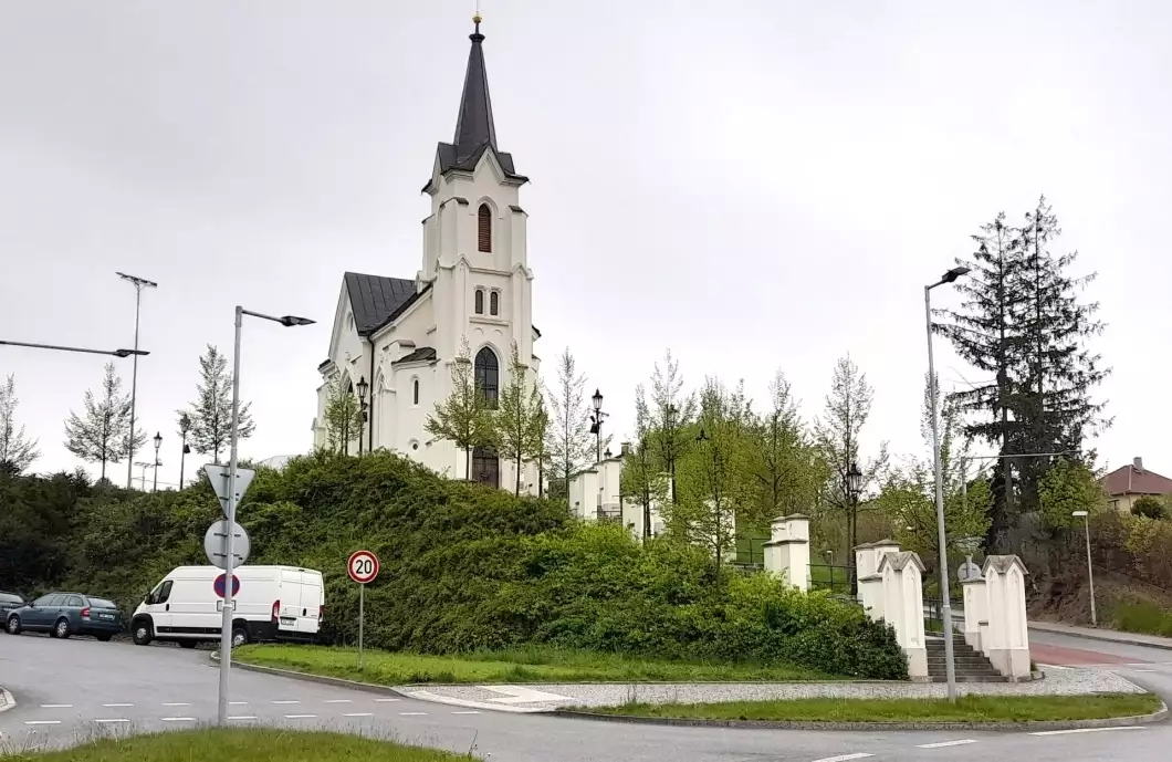 Modře nasvícená Kalvárie oslaví dvacet let v unii