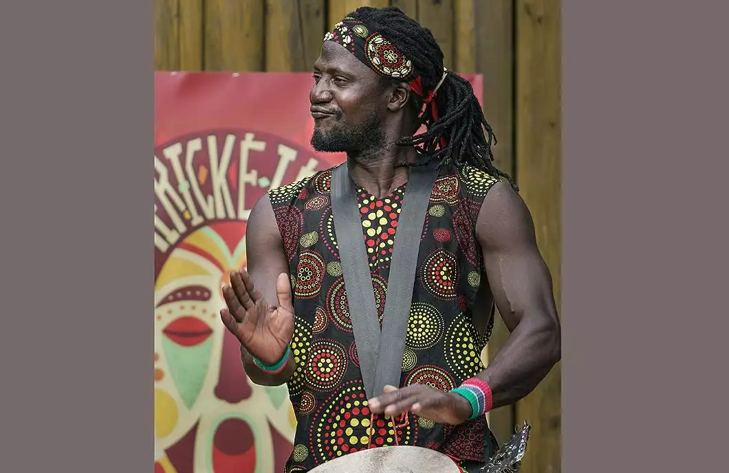 Zapomeňte na zimu. Bubny a tanec vás přenesou do slunné Afriky