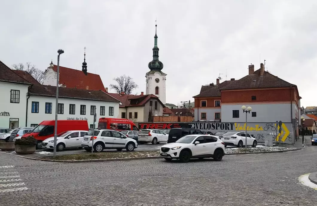 Nároky na parkování narůstají, město se zaměřuje na systémovou strategii