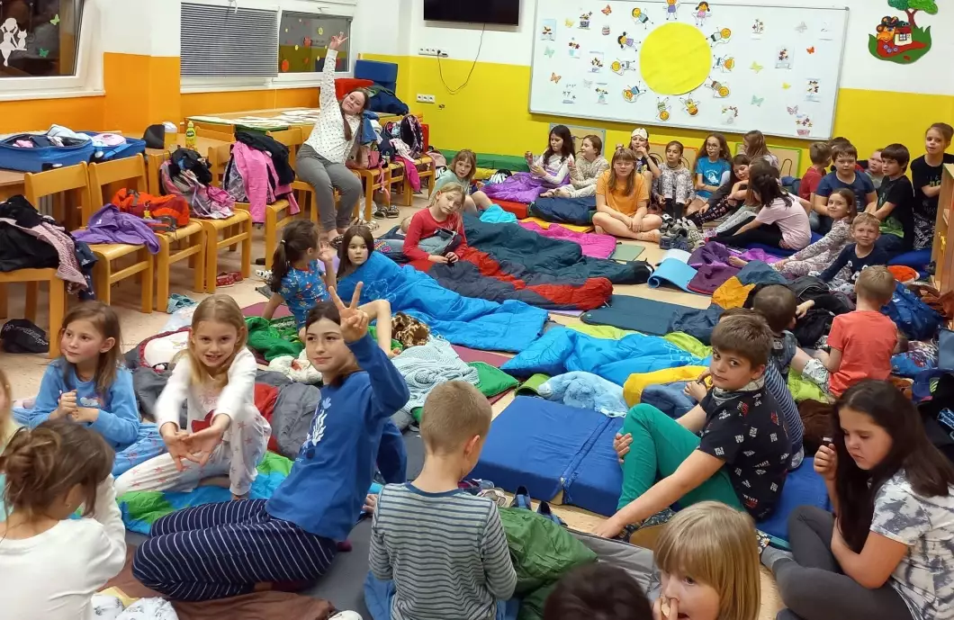 Noc s Andersenem si užilo pět desítek žáků