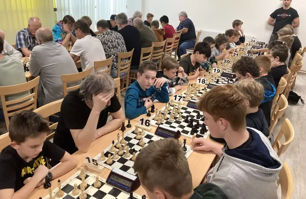 Šachový turnaj lákal. Zahrálo si ho šest desítek hráčů