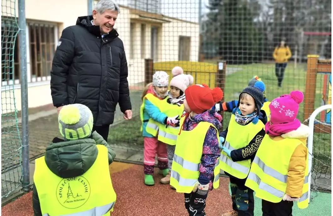 Děti v mateřských školách dostaly nové reflexní vesty