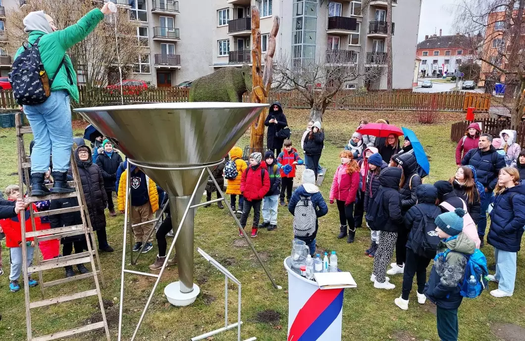 Děti ze šesti zemí přivezli do Muzea rekordů vodu