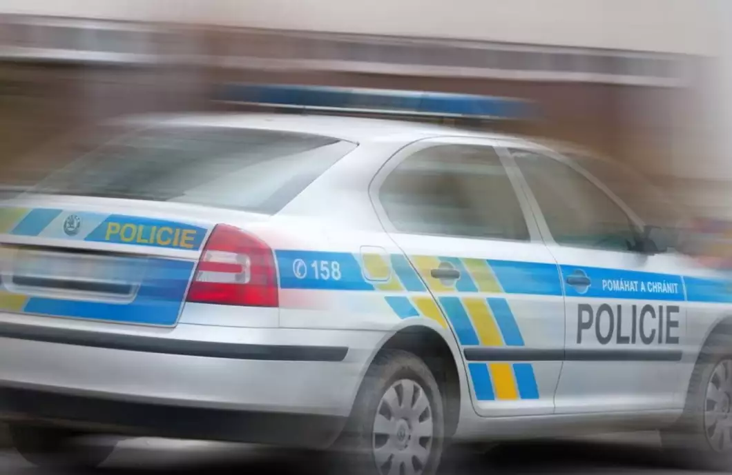 Opilý muž na sídlišti vysypal popelnici na chodník