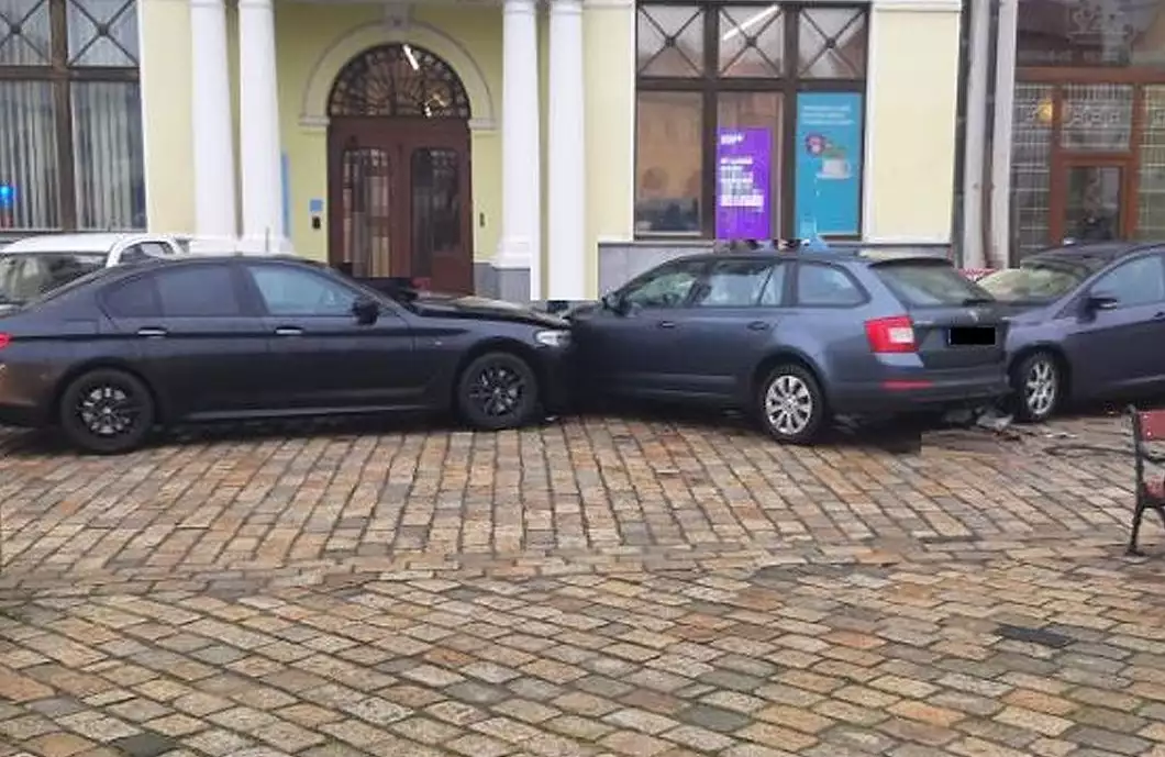 Na náměstí způsobil nehodu čtyř aut. Neměl řidičský průkaz