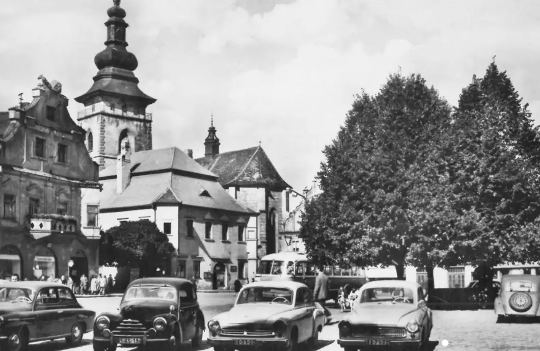 Radnice uvažuje o navrácení stromů na náměstí