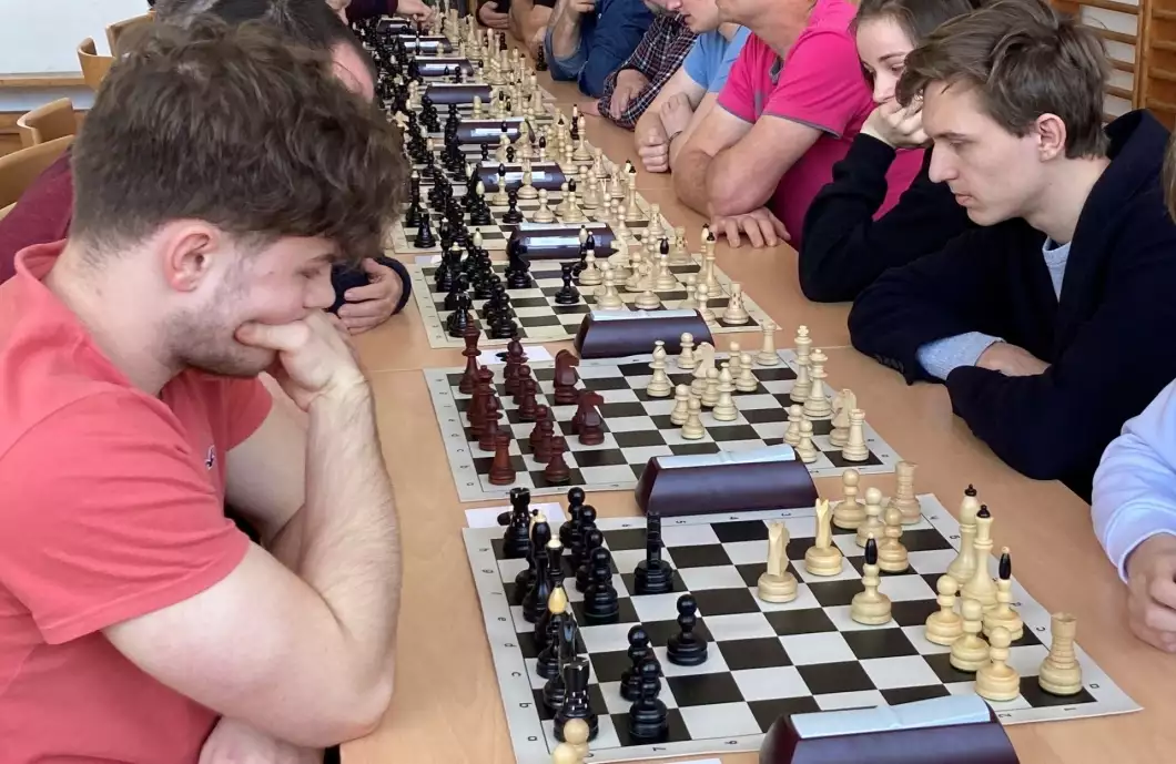 Šachového turnaje se zúčastnilo skoro osmdesát hráčů