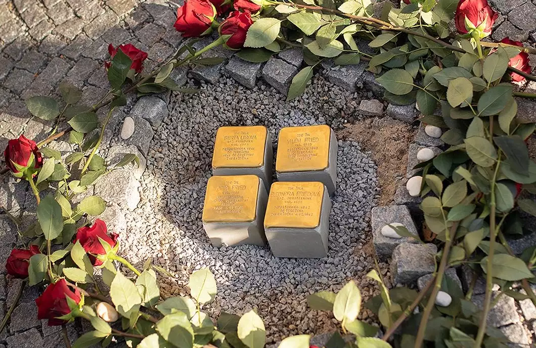 Památka rodiny Friedovy: Stolpersteine a pocta válečnému hrdinovi