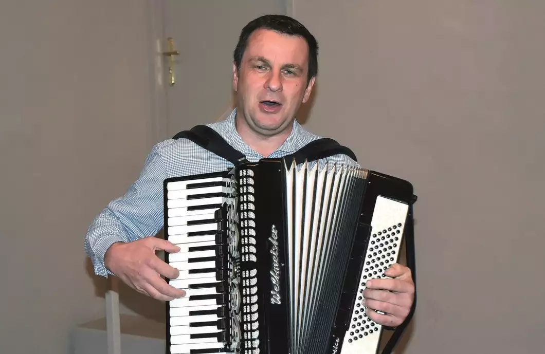 Seniory čeká představení, přednáška i harmonika
