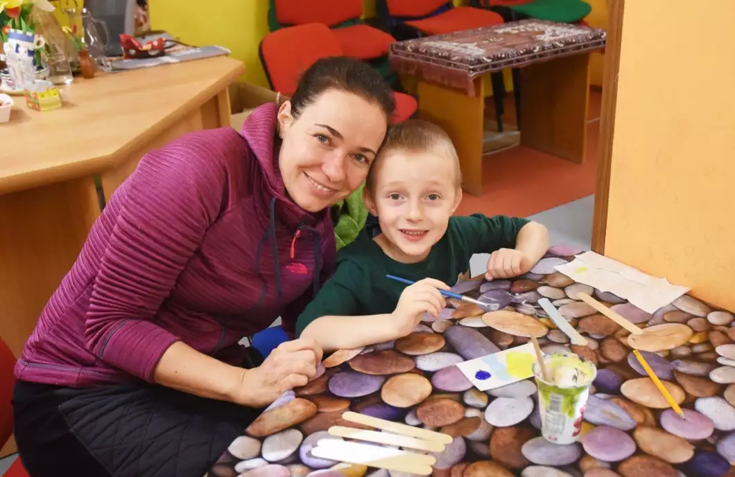 Děti v knihovně vyráběly zimní dekorace