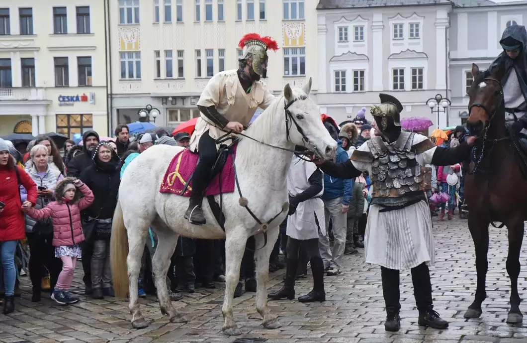 FOTOGALERIE: Na náměstí dorazil svatý Martin na bílém koni