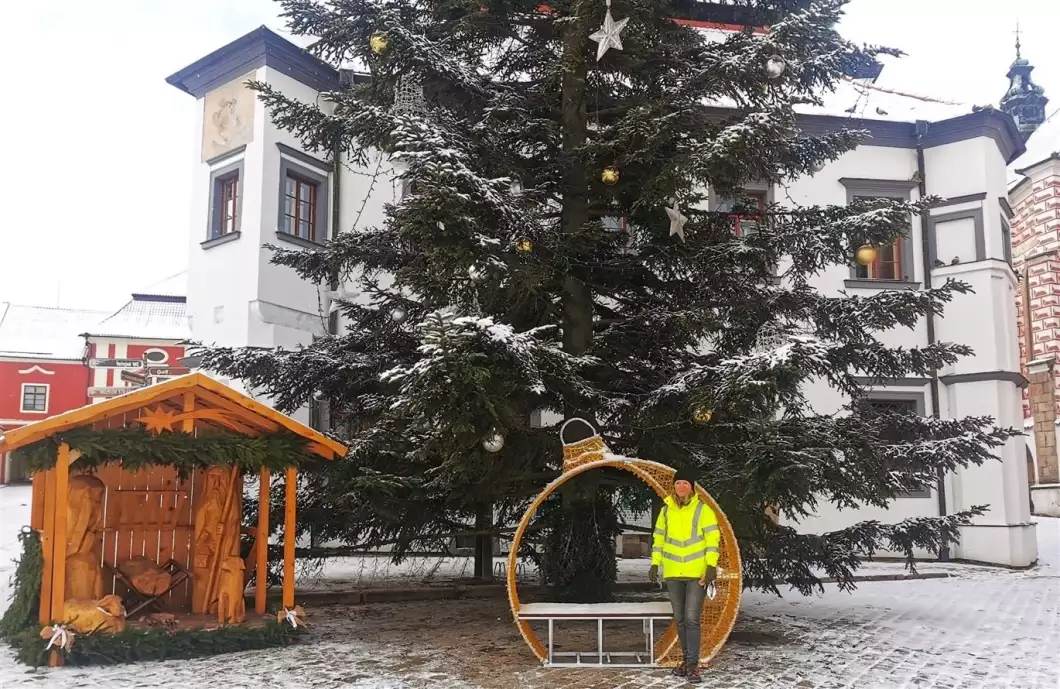 Světelná lavička na náměstí vybízí ke sváteční fotografii