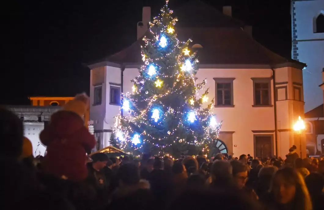 Rozsvícení vánočního stromu odstartuje odpočítávání prvňáčků