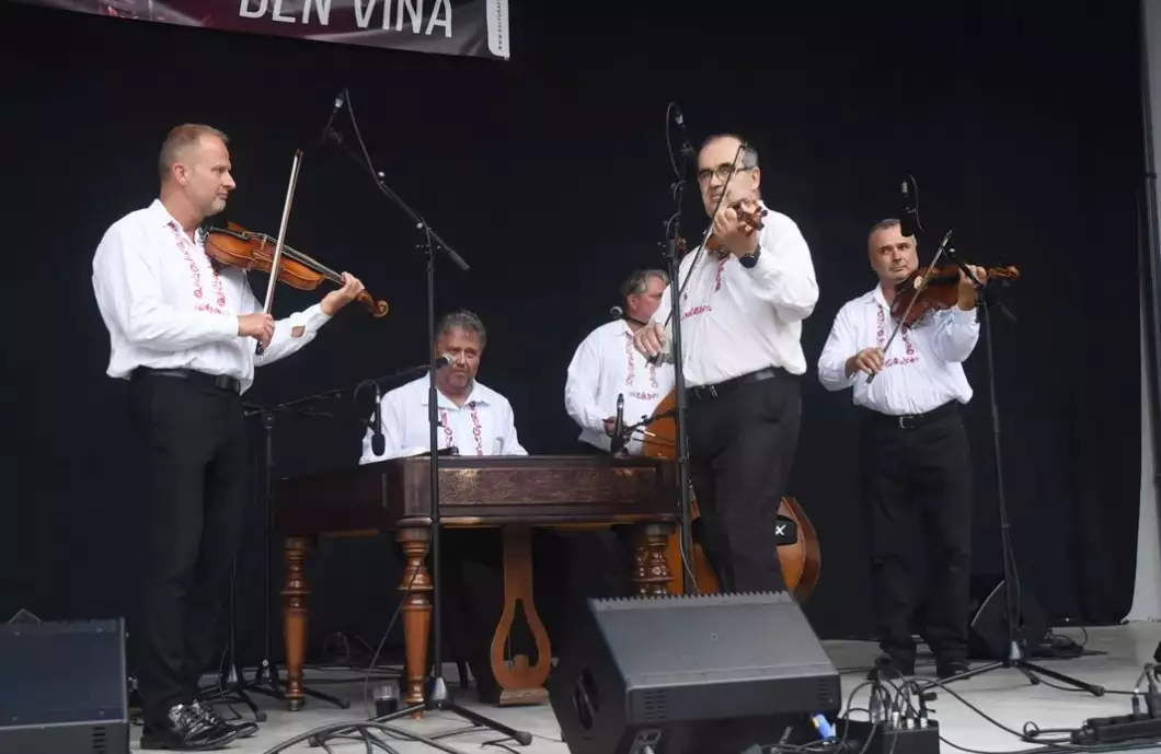 K ochutnávání vína před Májem hrála cimbálovka